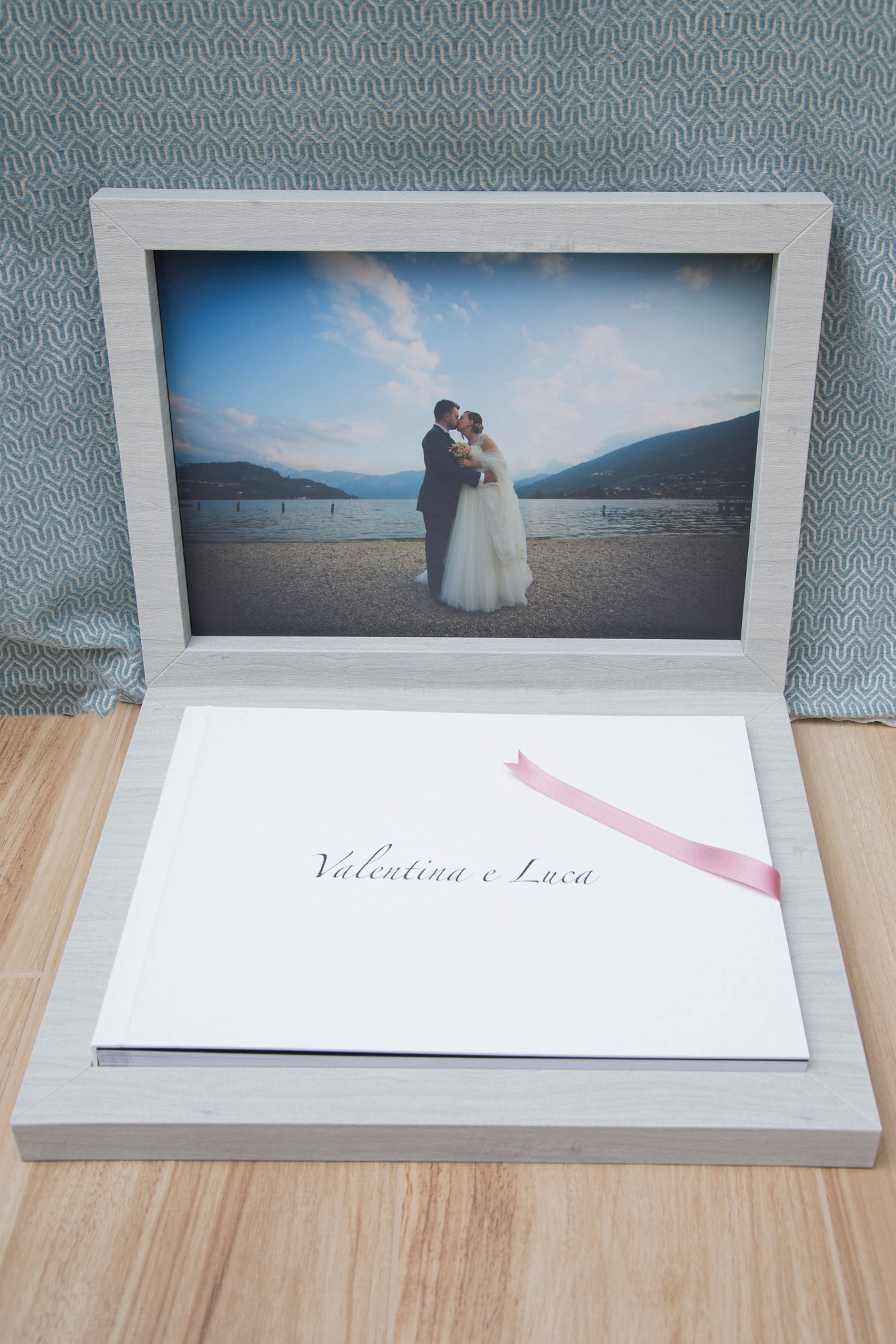 Album di matrimonio in un cofanetto con fotografia degli sposi