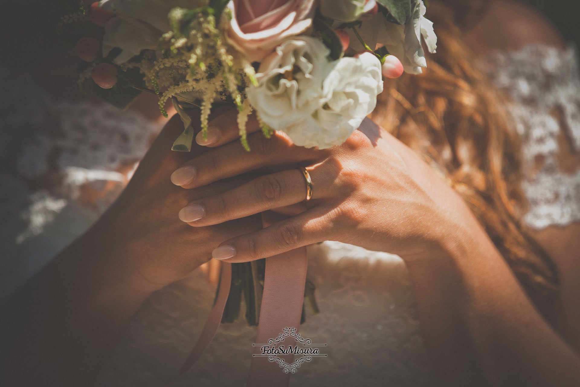 Mani, fede e bouquet della sposa